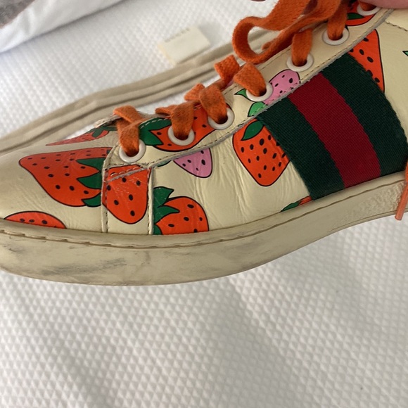 Gucci Ace Strawberry Print Leather Sneakers in Cream & Red, Size 39.5 - Picture 7 of 8
